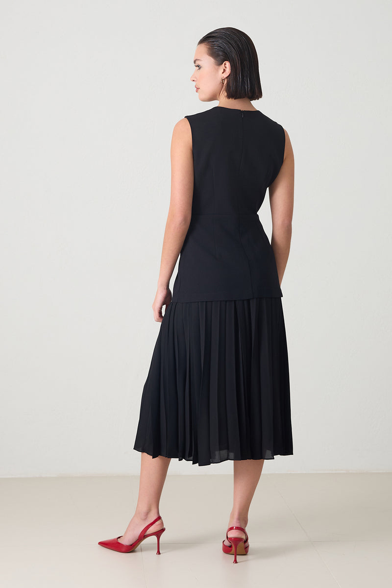 Setre Neck Detailed Waisted Pleated Dress Black